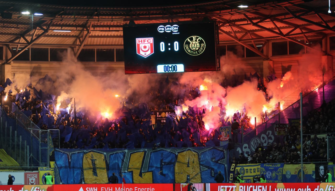 Stimmungsvolle Fankurve Lok Leipzig Foto: Ronny Fromm