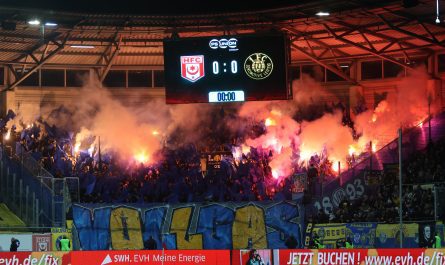 Stimmungsvolle Fankurve Lok Leipzig Foto: Ronny Fromm